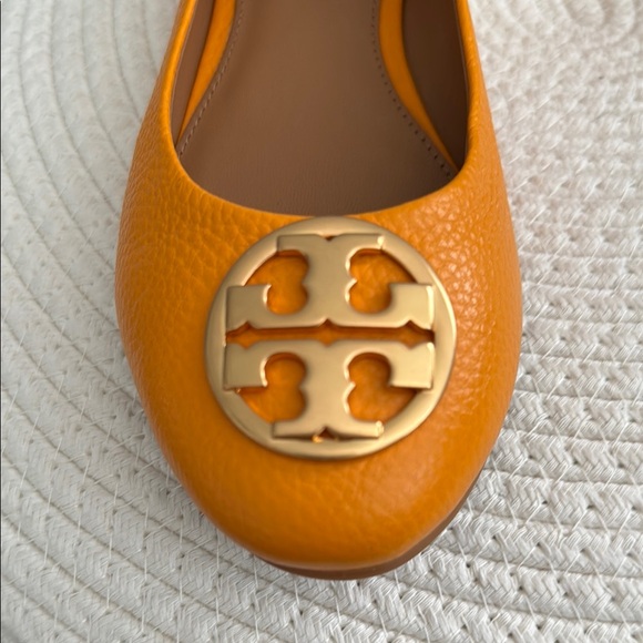 Tory Burch Gold Emblem Orange Reva Flat size 7 - Picture 4 of 5